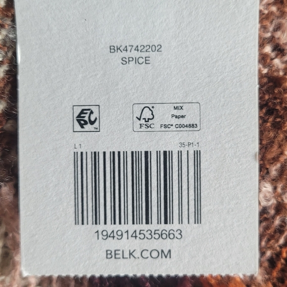 Nwt  hooded wrap with 2 button closure - Picture 5 of 7